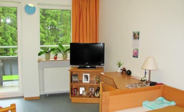 Einzelzimmer mit Balkon - offener Wohnbereich